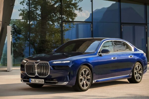 Провокационный и самоуверенный вид BMW 7-й серии 2023 года