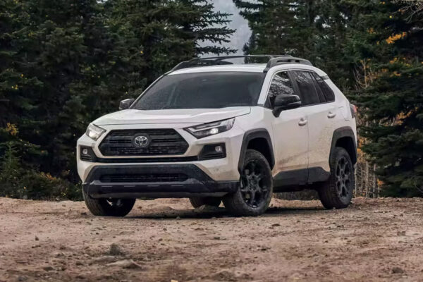 Toyota RAV4 2023: полный гид по покупке лидера кроссоверов и доставке из США