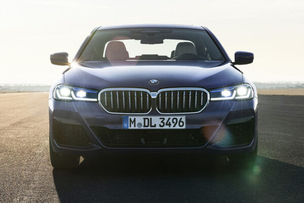 BMW 5 серии 2022: детальный обзор бизнес-седана и гид по доставке из-за рубежа