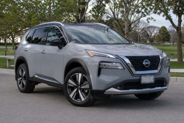 Nissan Rogue 2023: вместительный семейный кроссовер из США