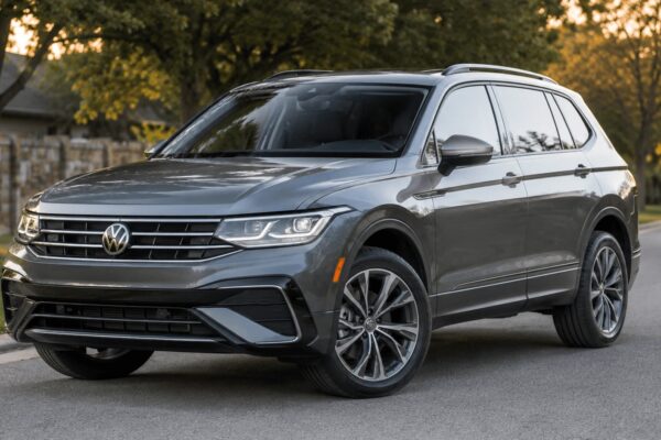 Volkswagen Tiguan 2022–2023 из США: какой двигатель и комплектацию выбрать